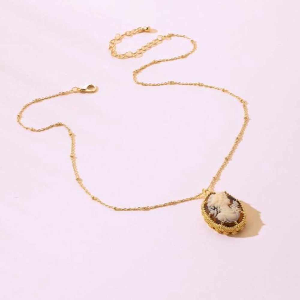WHITE STATEMENT NECKLACE - Picture 5 of 12